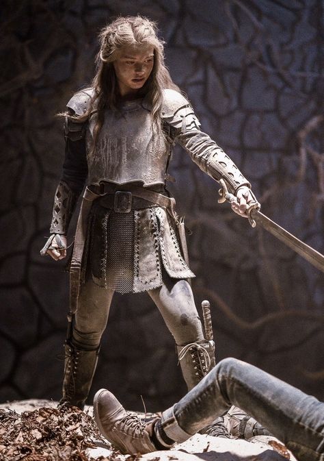 Caitlin Carmichael, The White Lady, White Lady, Yennefer Of Vengerberg, Cuadros Star Wars, Female Knight, Human Poses Reference, Human Poses, Character Reference