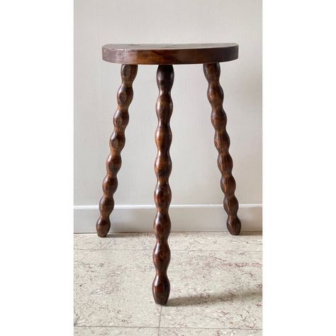 Beautiful antique wooden Tripod stool in solid wood turned from the past. 1 Rare and Chic stool that you can also turn into a pretty Plant Stand or Bedside Table, we're charmed!  Very good condition, a very, very stable stool, all solid wood of fine quality, with a lovely patina of age. W : 27,5cm - H : 46cm - D : 24cm Side Table Ideas, Practical House, Plant Stool, Bedroom Stool, Bedroom Stools, Pretty Plant, Stool Table, Oak Stool, Classic Cottage