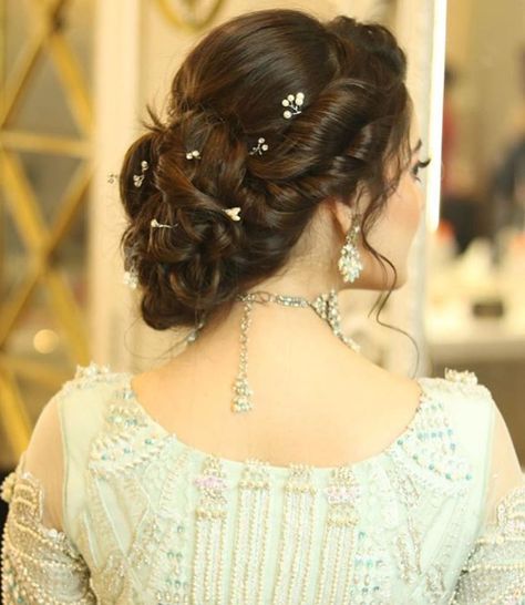 Styled in Pakistan on Instagram: “How stunning are these bun hairstyles with floral details?🌸 (All hairstylists/salons are tagged on the right side of each picture)” Bridals Pakistani, Pakistani Hair, Pakistani Wedding Hairstyles, Messy Bun Wedding, Messy Braided Hairstyles, Low Bun Wedding Hair, Pakistani Bridal Hairstyles, Side Bun Hairstyles, Pakistan Wedding