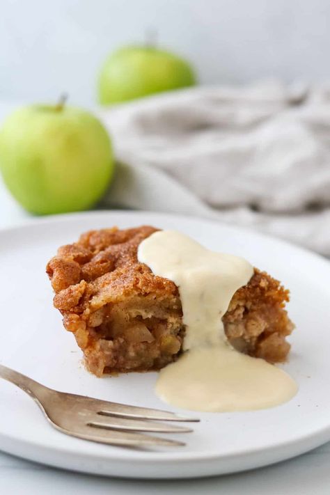 The easiest and most delicious apple dessert you'll ever make! Spiced apples are topped with an easy cake-like batter that creates a topping that is part cake, part pie once baked. Crustless Apple Pie, Apple Pie Easy, Apple Desert, Swedish Apple Pie, Apple Pie Recipe Easy, Pie Easy, Easy Apple Pie, Vanilla Sauce, Apple Dessert