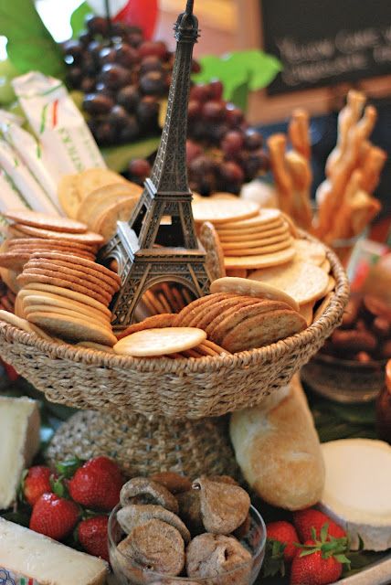 paris theme party (crackers & bread basket w/ fruit) Paris Themed Charcuterie Board, French Cafe Decor Ideas, French Theme Decor, French Cafe Theme Party, Paris Brunch Party, French Themed Cookies, Paris Themed Party Food, French Inspired Party Food, Paris Table Setting Ideas