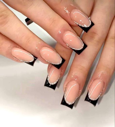 Goth Spring, Nails Goth, Hairstyles Bangs, Nails Korean, Concert Nails, Girly Acrylic Nails, Formal Nails, Simple Acrylic Nails, Almond Shape