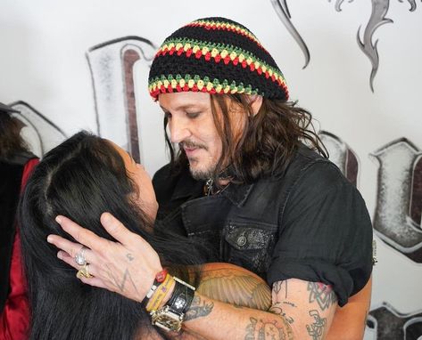 nickel on X: "i would have died. like actually on the spot in his arms https://t.co/D4jdHRPLiA" / X Johnny Depp With Fans, Johnny Depp Style, Johnny Depp Pictures, Johnny D, In His Arms, Jack Sparrow, Very Funny Pictures, Hot Actors, Good Smile