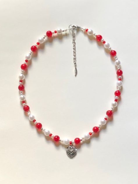 Diy Valentines Necklace, Valentine Necklaces Jewelry, Diy Red Necklace, Valentines Beaded Bracelet Ideas, Diy Valentines Jewelry, Red Bead Bracelet Ideas, Red Necklace Beads, Red Necklace Aesthetic, Valentines Bracelets Diy