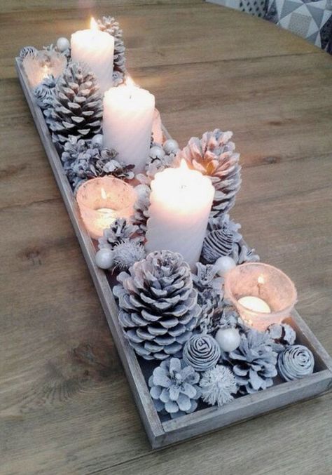 Decoraciones navideñas que puedes lograr con piñas de pino | Es la Moda Pine Cone Centerpiece, Cone Centerpiece, Holiday Pine Cones, Pinecone Crafts Christmas, Rustic Wedding Decorations, Diy Pinecone, Christmas Decorating Ideas, Easy Diy Decor, Homemade Christmas Decorations