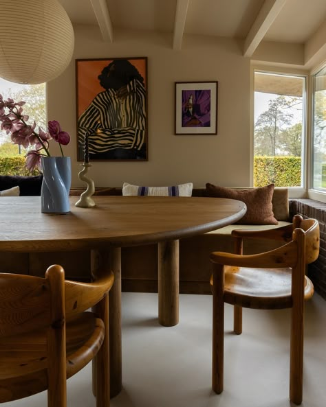 Projects - the family wanted a roomy dining area with lots of seating for dinners with friends. In the garden room, we created a custom bench with a large oak table and chairs to bring their vision to life 🌿 📸 @byimme Oak Table And Chairs, Dinners With Friends, The Garden Room, Custom Bench, Table Inspiration, Dining Table With Bench, Oak Table, Breakfast Nook, Interior Inspo