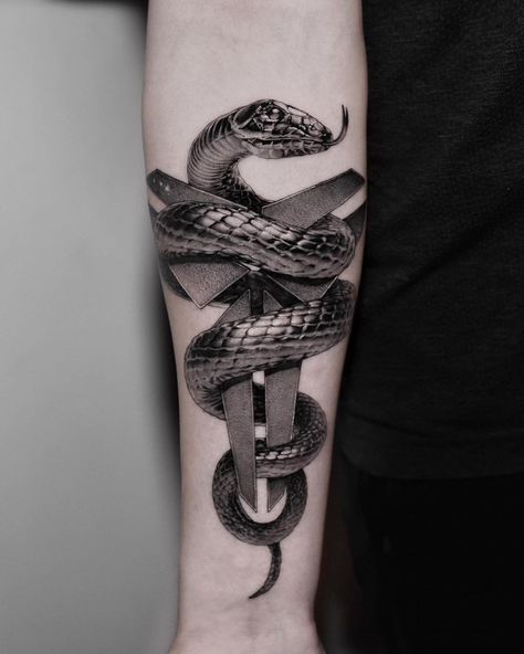 Snake tattoo by Ogi (@ogitattooer) from South Korea, Seoul #blxckink #blxckink_korea #koreatattoo #tattookorea #seoultattoo #tattooseoul #snaketattoo Black Mamba Tattoo, Kobe Bryant Tattoo, Kobe Tattoo, Basketball Tattoos, Gotik Tattoo, Mamba Snake, Demon Skull, Tattoo Snake, Medical Tattoo