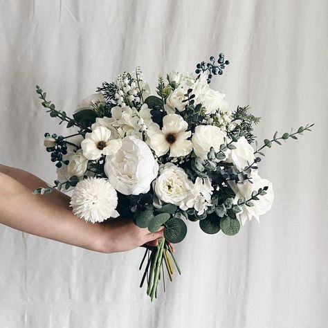 Winter Wedding Flowers White And Green, Black And White Wedding Aesthetic Flowers, Grey Wedding Bouquets, Wedding Bouquets White And Green, Sage Bridal Bouquet, White Bridal Bouquet With Greenery, Poppy Wedding Bouquet, Black And White Wedding Flowers, Black And White Wedding Bouquet