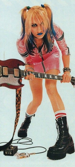 I had that skirt in silver!!!! Punk Poses, Chica Punk, 2000s Punk, 90s Punk, Girl Punk, Rich Boy, Love This Pic, Rock Girl, Guitar Girl