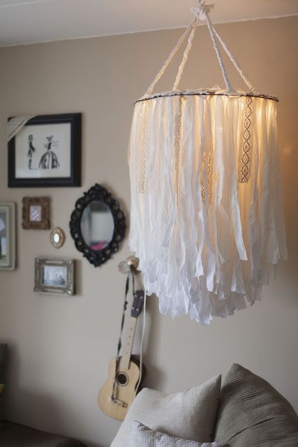 DIY Cloth chandelier - would be so sweet over a nursery glider! Fabric Chandelier, Diy Pendant Light, Diy Lampe, Deco Luminaire, Diy Chandelier, Diy Lamp Shade, Industrial Pendant Lights, Boho Diy, Décor Diy