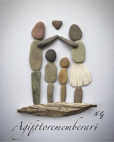 Pebble Art Family, Art Pierre, Rock And Pebbles, Beach Crafts, Stone Crafts, Pebble Painting, Sea Glass Art, Driftwood Art, Nature Crafts