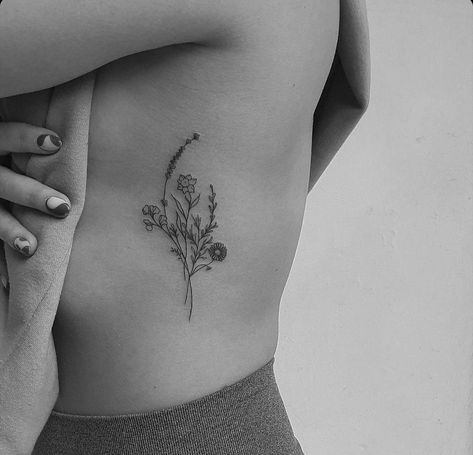 Flower On Rib Tattoo, Woman Ribs Tattoo, Tattoo On Torso For Women, Birth Flower Bouquet Tattoo Ribs, Rib Birth Flower Tattoo, Birth Flower Tattoos On Ribs, Bouquet Of Flowers Tattoo Ribs, Side Of Ribcage Tattoo, Dainty Flower Rib Tattoo