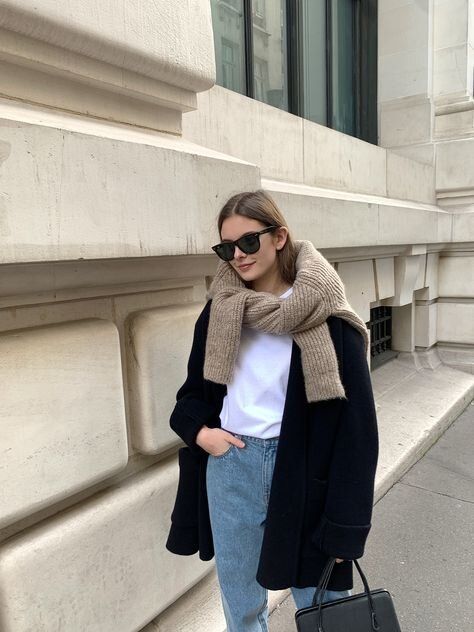 Leder Shorts Outfit, Mode Dope, Normcore Fashion, Camila Morrone, Chique Outfits, Fashion Articles, Outfit Look, Mode Inspo, 가을 패션