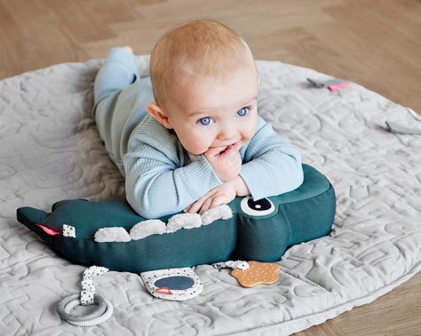 Crocodile activity toy for tummy time with your baby. / babytoy / baby sensory / first toys. Tummy Time Pillow, Tummy Time Toys, Tummy Time Activities, Copper And Grey, Time Activity, Done By Deer, Nature Baby Shower, Pram Stroller, Best Baby Gifts