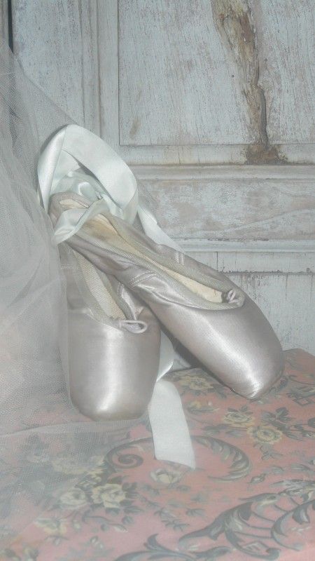 Shoes Light Blue, Ballet Pointe Shoes, Adult Ballet, Vintage Ballet, Pretty Ballerinas, Twinkle Toes, Vintage Decoration, En Pointe, Ballet Beautiful