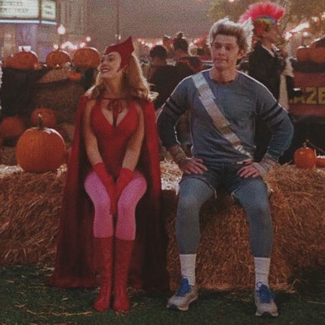 Halloween Films Aesthetic, Retro Autumn Aesthetic, Halloween Movie Pictures, Fall Episodes Of Shows, Marvel Halloween Wallpaper, Halloween Movie Aesthetic, Fall Screensavers, Fall Characters, Marvel Halloween