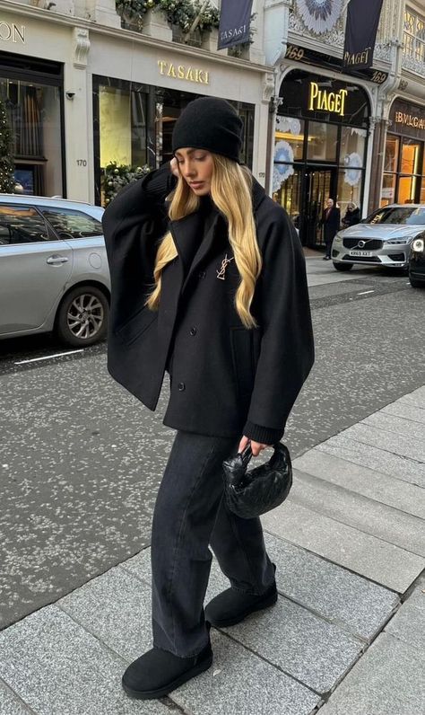 Black Ugg Outfit, Black Uggs Outfit, Adrette Outfits, Black Uggs, Cold Outfits, Uggs Outfit, Paris Outfits, Jacket Outfit, Outfits Winter