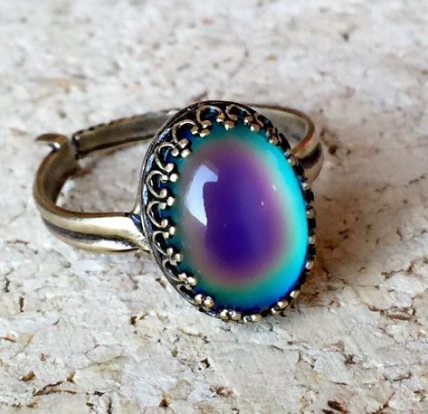 15 Color-Changing Mood Rings For Grown-Ass Women Anel Do Humor, Mood Ring Color Meanings, Mood Ring Colors, Mood Rings, Brass Crown, Mood Jewelry, Mood Ring, Band Jewelry, Colorful Rainbow