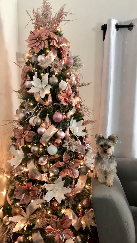 Our 2021 Rose Gold and White Christmas tree. Our Christmas includes flowers & sprays and ornaments in pink, gold, white and copper color. Christmas Tree Roses, Gold And White Christmas Tree, Pink Christmas Tree Decorations, White Xmas Tree, Rose Gold Christmas Decorations, Gold And White Christmas, Rose Gold Christmas Tree, Christmas Tree Inspo, Amazing Christmas Trees