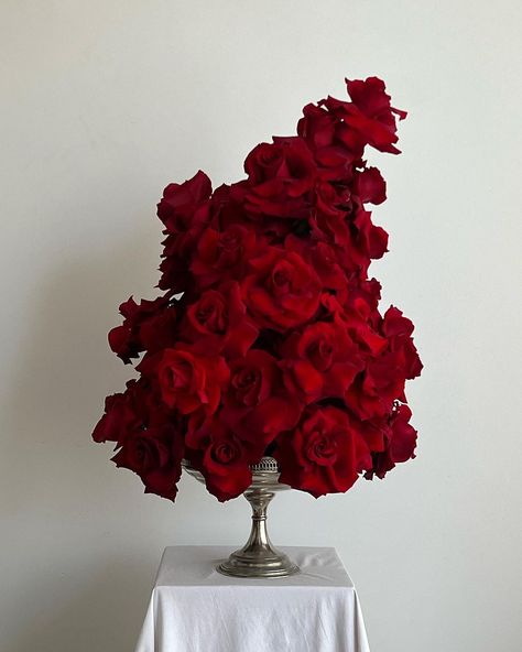 Wedding Rose Decorations, Coupe, Red Rose Installation, All Red Flower Arrangements, Wedding Additions, Red Rose Wedding Theme, Red Rose Decor, Red Roses Aesthetic, Red Roses Centerpieces