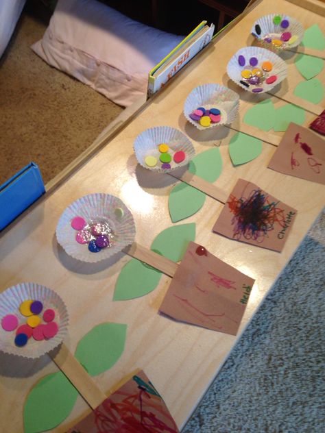 Spring flowers Spring Flowers Preschool Crafts, Flower Arts And Crafts For Toddlers, Spring Flower Art Preschool, Flower Arts And Crafts Preschool, Flowers Art And Craft Preschool, Flowers Toddler Craft, Spring Flower Crafts Preschool, Mothers Day Activities For Toddlers, Toddler Flower Craft