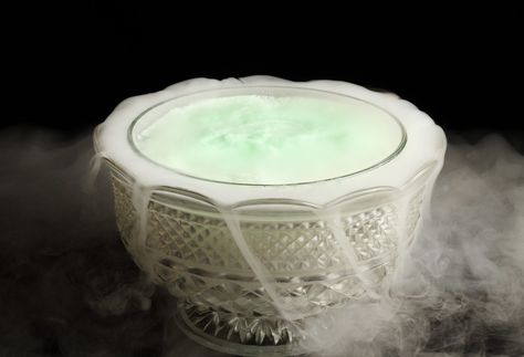 Cauldron Punch Bowl, Dry Ice Halloween Punch, Dry Ice Punch Bowl, Pumpkin Punch Bowl, Dry Ice Punch, Halloween Punch Bowl, Dry Ice Cocktails, Lotr Birthday, How To Make Punch