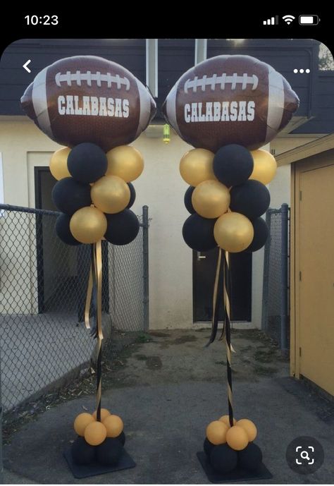 Football Banquet Decorations, Football Banquet Centerpieces, Volleyball Decorations, Football Locker Decorations, Locker Room Decorations, Senior Night Football, Football Centerpieces, Rugby Party, Soccer Senior Night