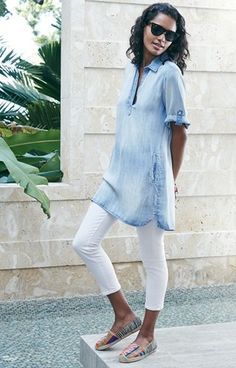 If you're a regular reader, you know by now that in order to look elegant wearing leggings over 40, you need to wear a long top that covers your bottom, however many of you tell me you are still ha... Tunic Outfit, Chambray Tunic, Denim Tunic, How To Wear Leggings, Summer Leggings, Legging Outfits, Fashion Over 40, Looks Style, White Pants