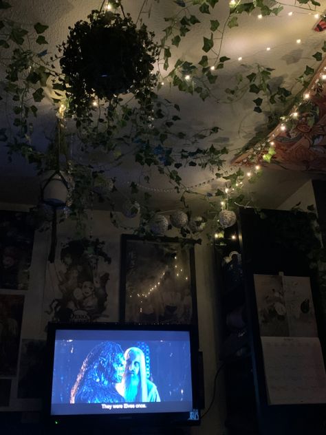 Leaf Led Lights Bedroom, Ivy Room Decor Ceiling, Vines Over Bed On Ceiling, Plant Ceiling Decor Bedroom, Ivy On Ceiling Bedroom, Vines And Lights Bedroom, Vine Ceiling Bedroom, Vines On Roof Bedroom, Leaves On Ceiling Bedroom