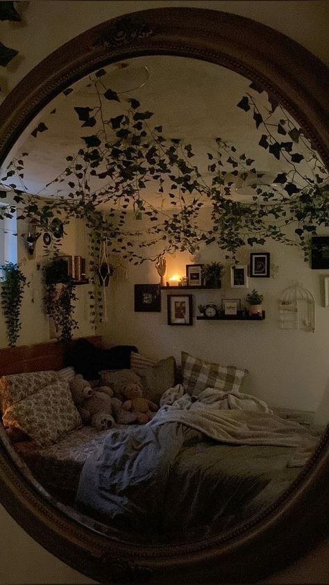 Cozy Bedroom Pictures, Cozy Room Decor Vintage, Comfy Aesthetic Pictures, Clean Maximalist Bedroom, Vibey Apartment Bedroom, Vintage Cozy Bedroom, Brown Room Ideas, Brown Room Aesthetic, Earthy Room Decor