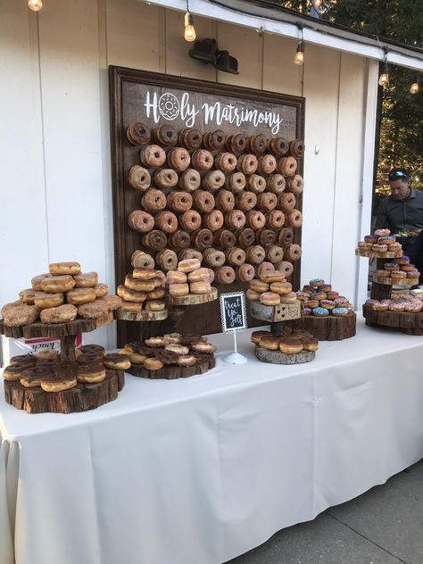 Donut Table Display Wedding, Donut Bar For Wedding, Donut Board For Wedding, Donut Ideas For Wedding, Donut Desert Wedding, Table Top Donut Wall, Rustic Donut Wall, Donut Wall For Wedding, Donut Walls For Weddings