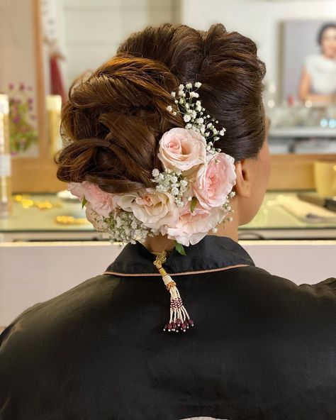 Dohale Jevan, Bridal Ponytail, Bridal Hair Decorations, Diy Hairstyle, Bridal Hairstyle Indian Wedding, Bridal Hair Down, Wedding Bun, Flower Bun, Engagement Hairstyles