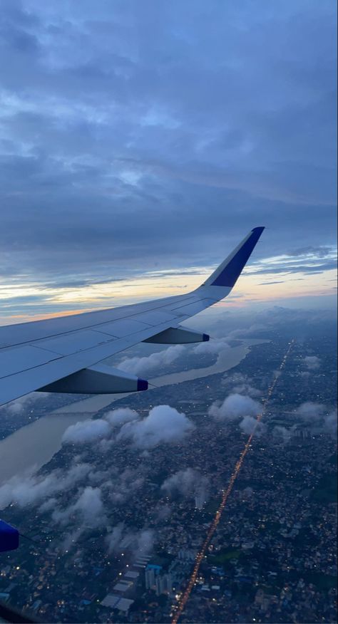 United Airlines Wallpaper, Plane Aesthetic Wallpaper, Airport Wallpaper, Flight View, Plane View, Airplane Window View, Airport Pictures, Airplane Wallpaper, Airport Aesthetic