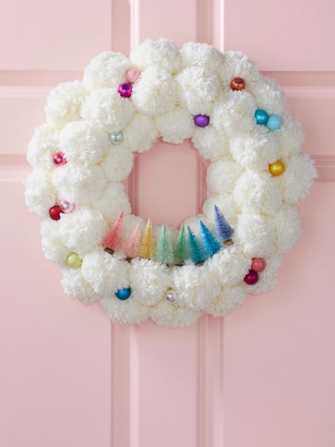 white-puffy-rainbow-wreath-hanging-pastel-pink-door-10dIluLaaDoAie6QZIjOiC Homemade Christmas Wreaths, Pink Christmas Decor Ideas, Christmas Pom Pom, Pink Christmas Decor, Winter Diy Crafts, Rainbow Wreath, Pink Christmas Ornaments, Creative Wreaths, Homemade Wreaths