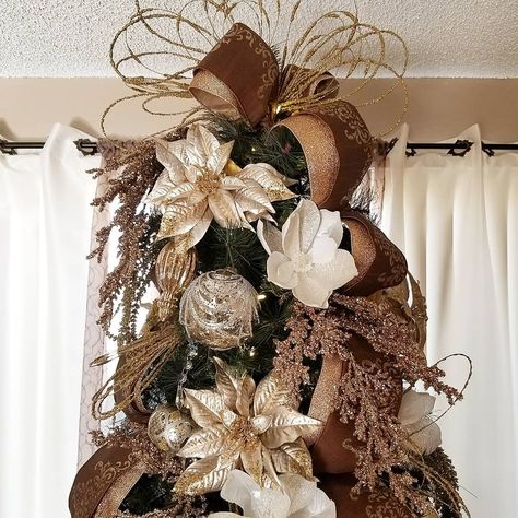 Rose Gold And Brown Christmas Tree, Brown And Gold Christmas Tree, Champagne Christmas Tree, Glam Christmas Tree, Luxury Christmas Tree, Tree Themes, Glam Christmas, 2024 Christmas, Brown Christmas