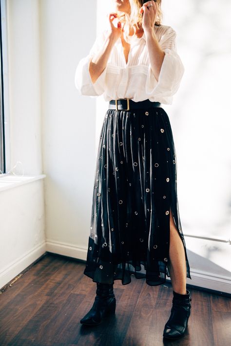 Street Grunge Aesthetic Outfits, Daisy Print Outfit, Sophisticated Boho Style, Trendy Witch Outfit, Boho Outfits Office, How To Dress Up Doc Martens, Alternative Female Fashion, Moody Outfit Style, Indie Wedding Guest Outfit