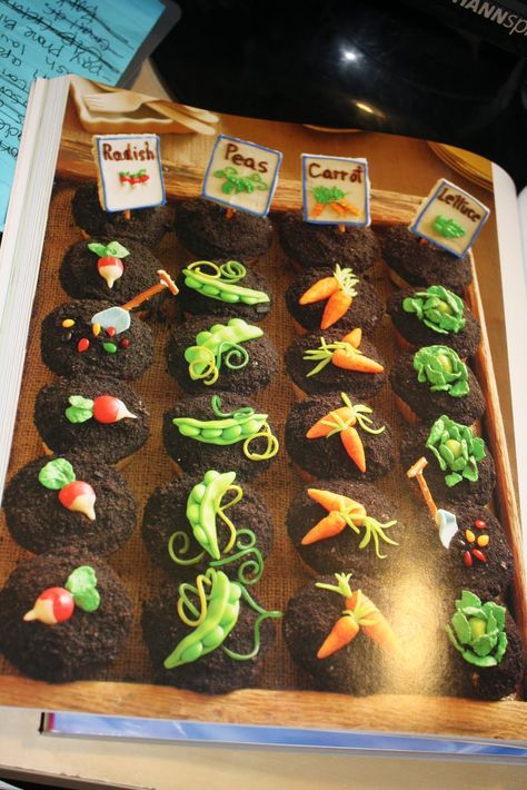 Savory & Sweet: A Dessert Boutique: Dessert Table: Garden Themed Birthday Party Garden Cupcakes, Oreo Desserts, Tootsie Rolls, Hello Cupcake, Garden Cakes, Cupcakes Decorados, Creative Cupcakes, Dessert Party, Pudding Desserts