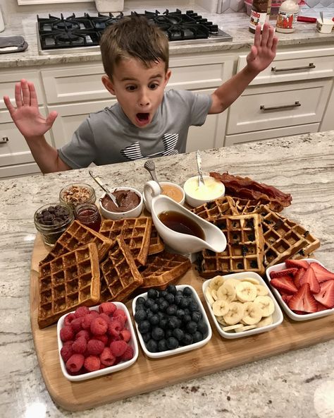 Waffle Board, Waffle Bar, Breakfast Platter, Breakfast Party, Party Food Platters, Charcuterie Recipes, Christmas Brunch, Think Food, Christmas Breakfast