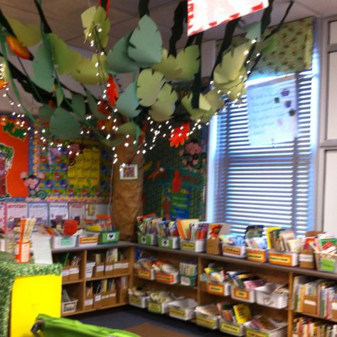 an awesome reading nook Reading Nook Classroom, Library Nook, Kindergarten Library, Reading Corner Classroom, Classroom Tree, School Displays, Classroom Organisation, Reading Area, Book Corners