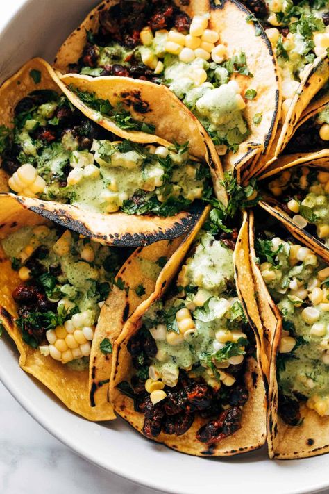 Tacos Vegetarian, Quick Vegetarian Dinner, Charred Corn, Pinch Of Yum, Verde Recipe, Vegetarian Tacos, Green Sauce, Vegetarian Dinners, Corn Tortillas