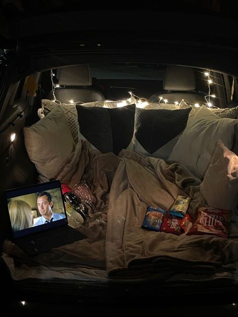 Car Trunk Movie Night, Backseat Date, Car Trunk Sleepover, Movie In Car Date, Back Of Car Date, Back Of Car Date Ideas, Car Sleepover Ideas, Back Of Car Picnic, Movie Night In Car