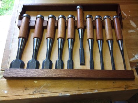 Chisel Rack Chisel Storage, Chisel Rack, Wood Tool Chest, Japanese Wood Carving, Japanese Woodworking Projects, Japanese Chisels, Tool Storage Cabinets, Carpentry Workshop, Workshop Plans