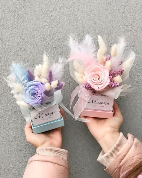 Fake Flower Gift Ideas, Small Flower Box Gift, Dried Flowers Bouquet Gift, Small Dried Flower Arrangements, Gift Ideas Flowers, Box Gift Ideas, Diy Bouquet Wrap, Soya Mumu, Flower Bouquet Diy