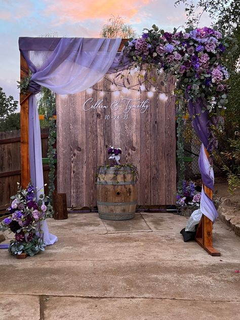 Arch For Wedding Ceremony Rustic, Rustic Quinceanera Ideas Purple, Lilac Wedding Decorations Table, Purple Wedding Table Decorations, Light Purple Wedding Decor, Purple Decorations Wedding, Rustic And Purple Wedding, Rustic Lavender Wedding Ideas, Purple Wedding Theme Table Decorations