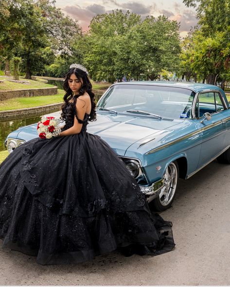 Quinceanera Inspo Pics, Quinceañera Pictures, Black Quince Dress, Silver Quince, Quince Pics, Quince Picture Ideas, Quince Photos, Quince Dances, Quinceñera Ideas