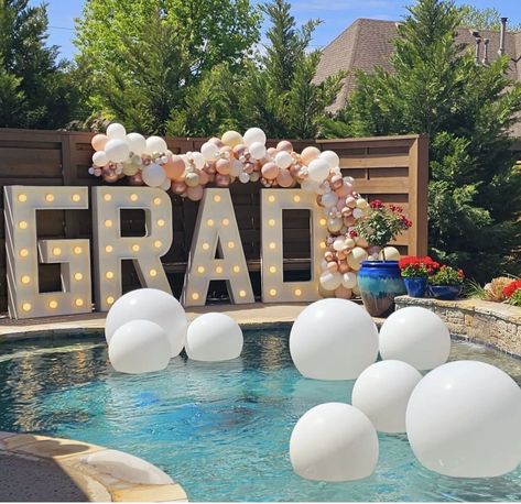 Grad Outdoor Party Ideas, Grad Party Pool Decorations, College Open House Ideas, Beach Graduation Party Ideas, Graduation Party Pool Decor, Senior Graduation Party Ideas Backyards, Graduation High School Party, Pool Grad Party, Graduation Pool Party Ideas High School