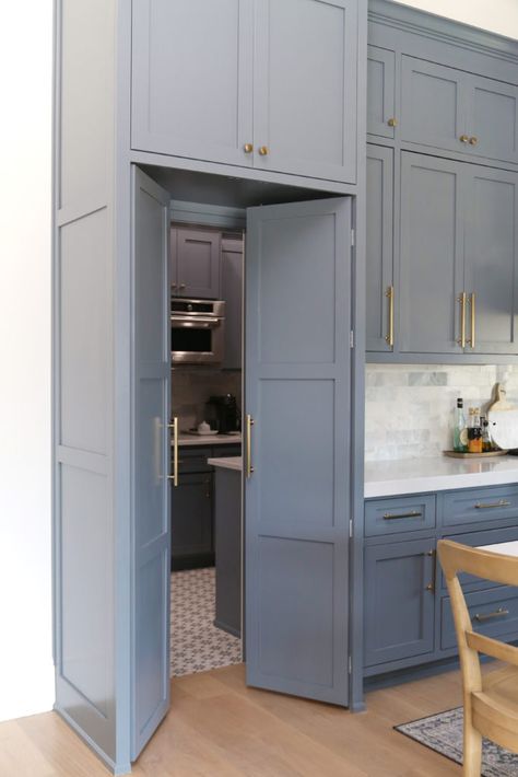 High End Kitchen Design, Organiser Cucina, Hidden Pantry, Transitional Decor Kitchen, Kitchen Pantry Design, Amazing Kitchen, Kitchen Remodel Before And After, Blue Cabinets, Prep Kitchen