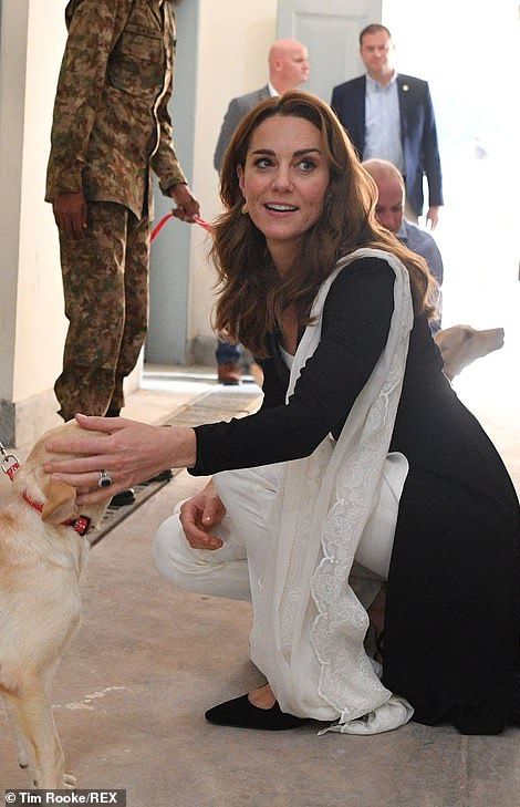 Prince William and Kate Middleton leave Lahore | Daily Mail Online Makeup Looks Wedding, Glam Makeup Looks, Beulah London, Melanie Laurent, Duchesse Catherine, Prince William And Kate Middleton, Work From Home Outfit, Middleton Family, Holiday Makeup Looks