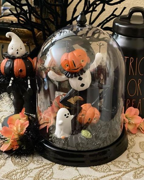 Cloche Decor Ideas, Halloween Lights Diy, Halloween Cloche, Halloween Lanterns Diy, Cloche Decor, Halloween Week, Jack O Lanterns, Samhain Halloween, Halloween Mantel