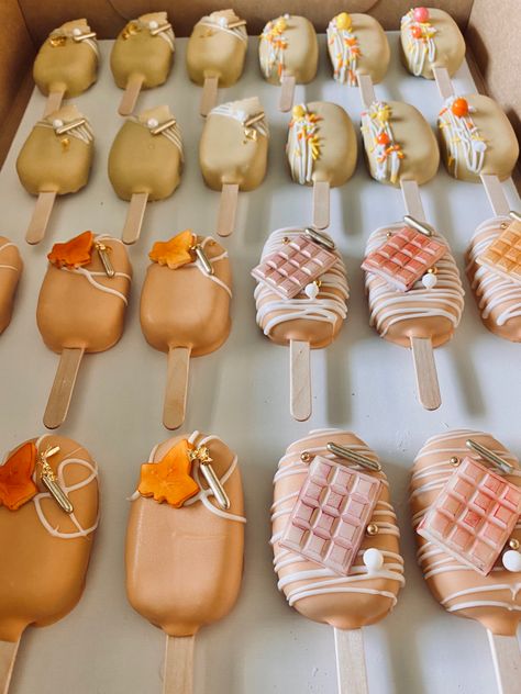 Fall Themed Cake, Cakesicles Ideas, Popsicles Cake, Cake Popsicles, Lolly Cake, Decorating Chocolate, Cake Pop Designs, Chocolate Covered Strawberries Bouquet, Cake Pop Decorating